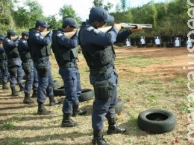 Guardas municipais recebem treinamento para manuseio de espingarda calibre 12