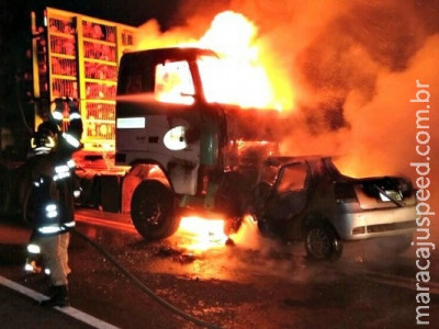 Veículos pegam fogo após colisão e homem morre carbonizado em MS