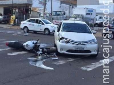 Após conversão proibida, moto fica destruída em colisão com carro