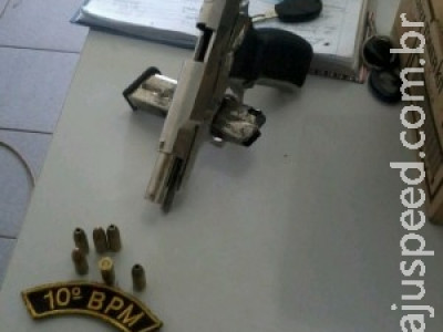 Polícia Militar aborda veículo e prende homem com arma de uso restrito