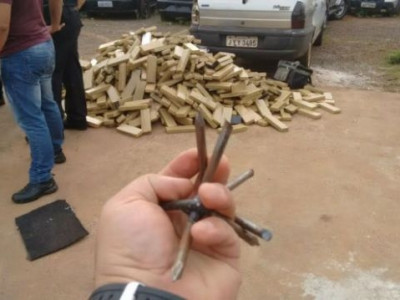 Traficantes são presos com drogas e artefatos para furar pneu da polícia