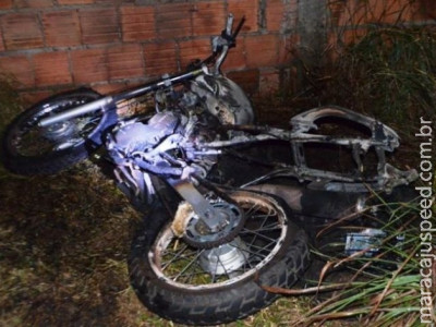 Motocicleta é incendiada em imóvel abandonado em MS