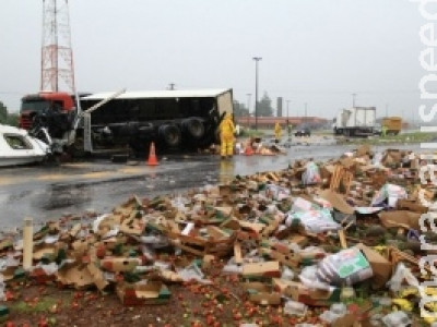 Caminhões colidem e carga de frutas invade a pista na Capital