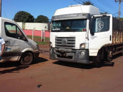 Caminhões se chocam após condutor avançar em rotatória