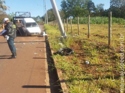 Carro colide em poste que ameaça cair na Capital