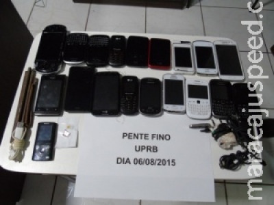 Agentes apreendem 213 celulares durante operação pente-fino em presídios