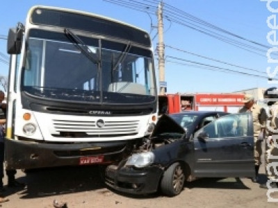 Motorista de ônibus se atrapalha em conversão e colide com veículo