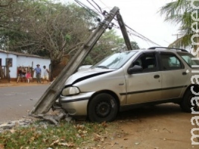 Motorista perde o controle da direção e colide carro contra poste