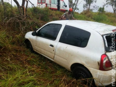 Roda sai de carro que capota com casal na BR-262