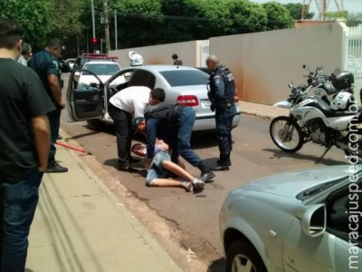 Policial persegue e detém suspeito de furtar carro no centro