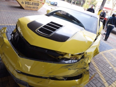 Condutor perde controle e Camaro amarelo invade concessionária