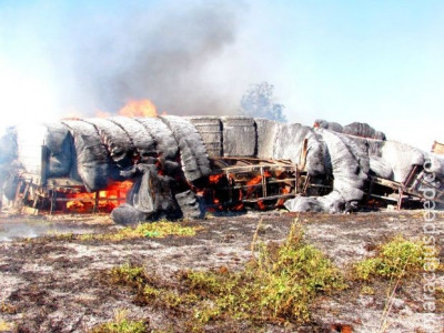 Carreta carregada de algodão pega fogo na BR-267 em MS