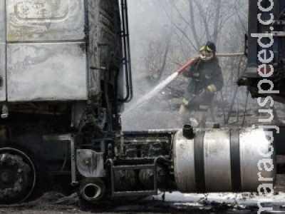 Pane elétrica causa incêndio e destrói carreta na BR-163