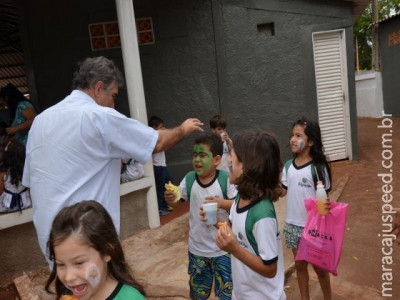 Professores da rede de ensino municipal de Maracaju recebem uniformes da administração