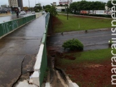 Caminhonete capota após cair de viaduto na Capital