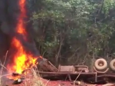 Após acidente, caminhoneiro morre carbonizado na GO-010