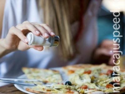 Projeto quer proibir sal em mesas de restaurantes