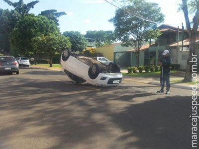 Motorista fura sinalização e provoca capotamento na Capital