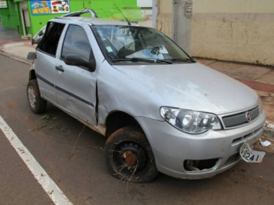 Adolescentes roubam carro e são detidos ao capotar durante a fuga