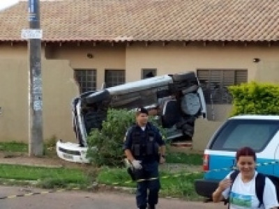 Suspeito capota carro, destrói muro ao tentar escapar de perseguição policial