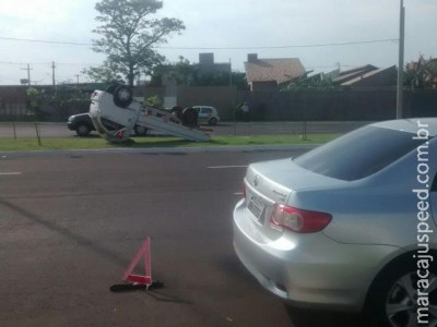 Motorista não obedece sinalização de pare e provoca capotamento