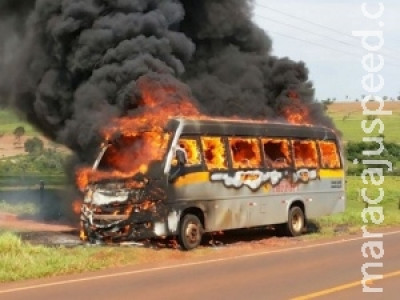 Motorista deixa ônibus para buscar mecânico e veículo pega fogo