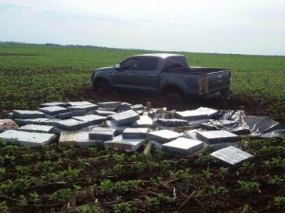 PRF apreende carro atolado com quase 2 toneladas de maconha