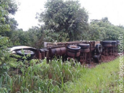 Motorista perde controle da direção e carreta bitrem tomba na MS-276