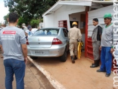 Motorista atropela 3 operários ao perder controle da direção em rotatória