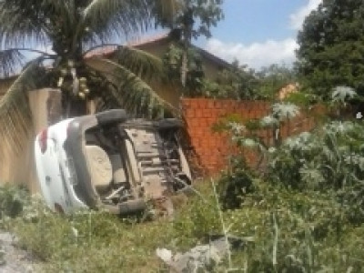 Adolescente dirige carro de namorado, perde controle e atropela pedestre