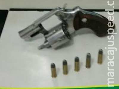 Mulher é presa com pistola e alega que vem sendo ameaçada