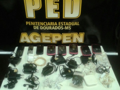 Agentes apreendem pacote com celulares arremessado pela muralha