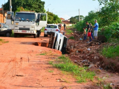 Veículo é engolido por cratera gigante em cidade do interior