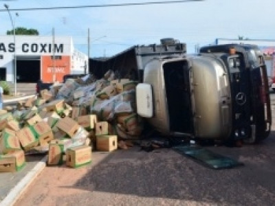 Caminhão carregado de açúcar e óleo tomba em avenida