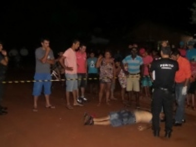 Homem a pé e com capacete executa um e deixa outro ferido