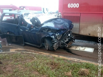 Acidente entre caminhonete e ônibus deixa cinco mortos na BR-020