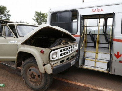 Caminhão sem freio atinge ônibus com 20 passageiros e um fica ferido