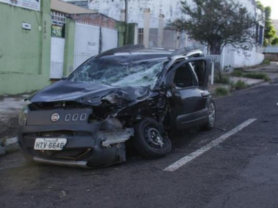 Hilux cai na antiga pedreira do São Francisco, supostamente fugindo de assaltantes