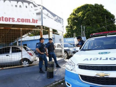 Policia flagra dupla armada durante assalto a garagem de veículos