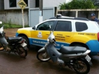 Receptadores são presos ao serem flagrados na rua com motos furtadas