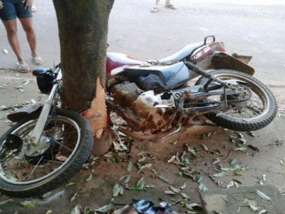 Adolescente de 16 anos morre após colidir motocicleta em árvore