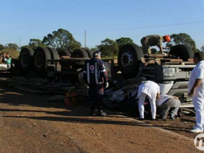 Ocupante de carreta morre após motorista tentar evitar colisão na BR-262