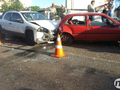 Motorista provoca engavetamento com 5 carros depois de sair da Expogrande