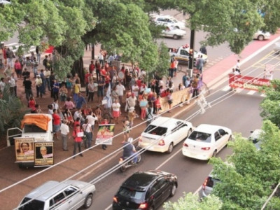 Protesto pró-Dilma reúne 70 e inclui troca de ofensas com motoristas