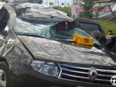 Carro cai de barranco após professora tentar ultrapassagem em avenida