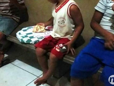 Mãe abandona três crianças sozinhas em casa para sair com namorado