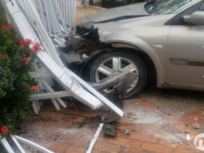 Sem freios, carro invade portão de clínica na Rua Bahia