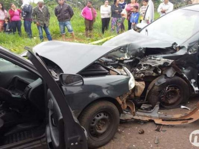 Motorista perde controle da direção, provoca acidente e deixa dois feridos