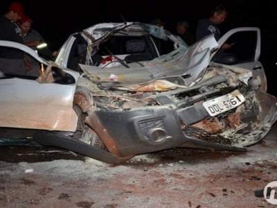 Motorista de picape morre após colidir em pá carregadeira na estrada