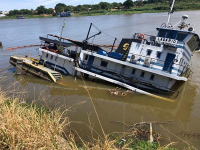 Embarcação encalha e afunda parcialmente em MS